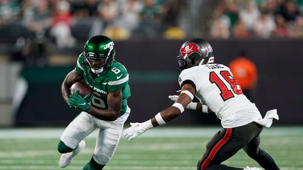 WR Mecole Hardman (6) runs after a catch against the Buccaneers in an NFL Preseason game